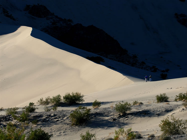 Amidst a swirl of dust we're joined by Dezdan in his trusty Jeep Rubicon.  After we swap stories, Guy and Dan head up to the dune for some photography.