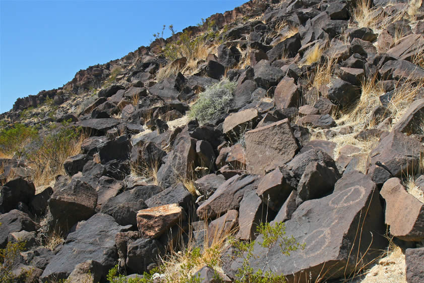 Nearby are a collection of other nice rock art examples.