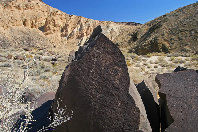 We didn't expect to find much at this spot but it surprised us with some nice petroglyphs.