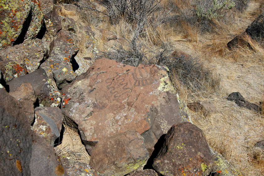 There's also a lot going on in the way of petroglyphs in the general area of Black Canyon Well.  Here's a little tour of what you might see.