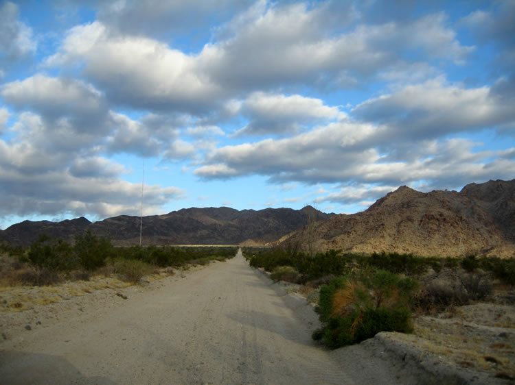 The approach road to the trailhead.