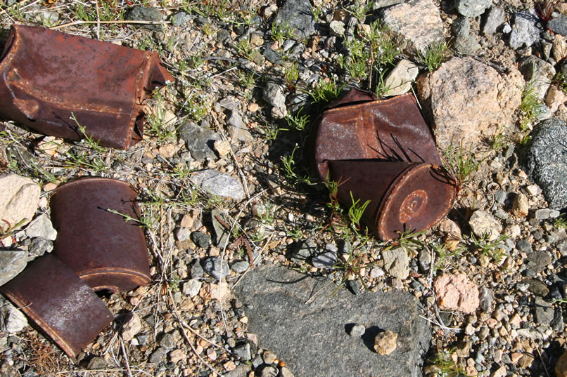 More old cans of the same vintage.