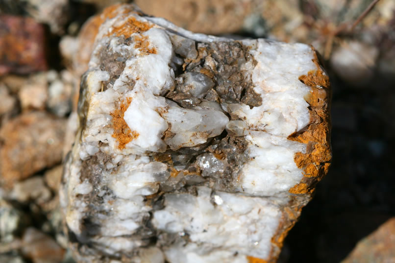 Some interesting rocks with tiny quartz crystal lined cavities are found nearby.