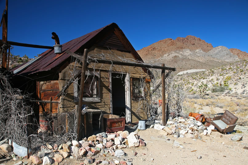 As you can see, these cabins are quite picturesque both in their construction and scenic location.  To the right of this cabin, the white tailings that mark the site of a magnesite prospect are visible.