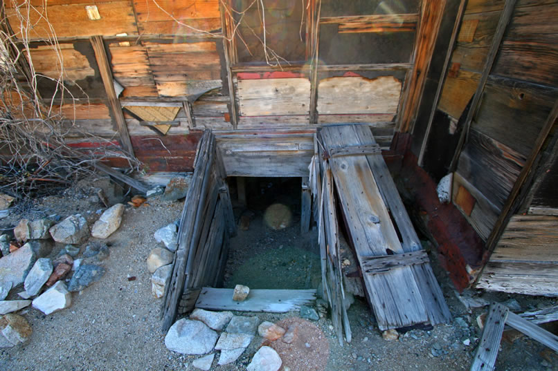 Niki spots what looks like a small semi-subterranean cool storage area under the right hand cabin.