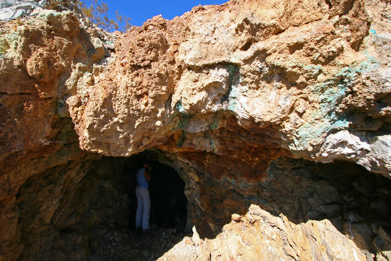 You can see the blue copper ore veins around the opening for the vertical shaft located in the short tunnel where Niki is.