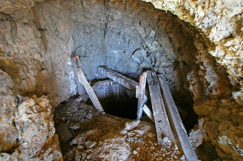 The shaft itself is far too dangerous to explore.  The main tunnel for the Hillside mine is located lower down on the hill and we decide to check it out later.