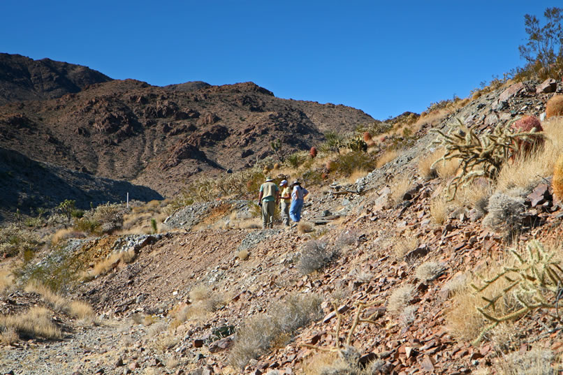 After a quick look at the maps, we decide to move on to the nearby location of the old Hillside Oxide Copper Mine.