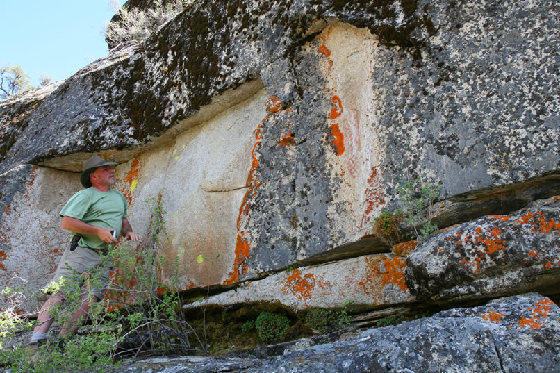 Jack spots a cross hatched vertical picto element in the exfoliated rock face to the right.  Again, if you roll your mouse over the image you can get an enhanced view. 