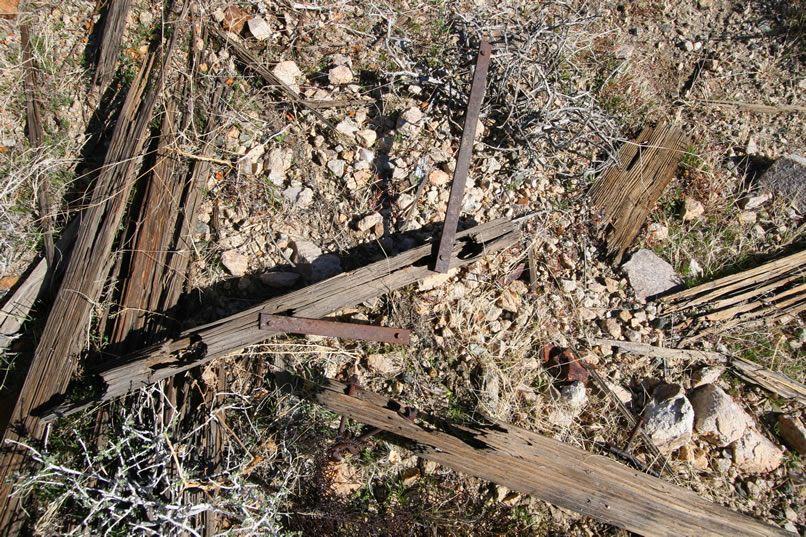 In this close-up view of the bed frame remains, you can clearly see the metal links which would fit into slots in the frame rails and make it possible to adjust the tension of the bed-bottom.