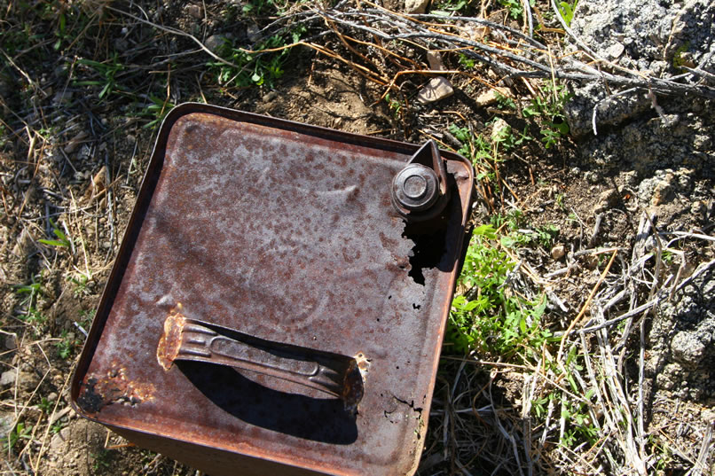 The last large tin that we find has a completely different spout arrangement.