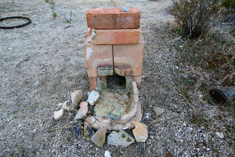 Niki's shot shows that the front of the furnace is heavily colored with a glaze of molten slag drippings.