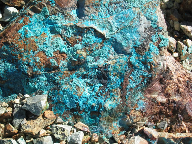 It doesn't look like turquoise but the GPS said that this was close to the site of the Chut Turquoise Mine.