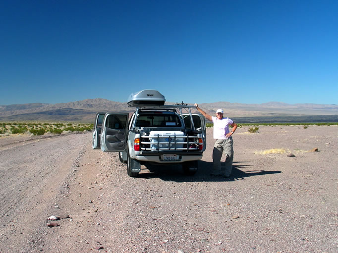 The Lizardmobile points down the road toward Lavic Siding. You can no longer, however, cross at Lavic and will have to go to the east to find the underpass which will lead back to the Lavic Lake Road.