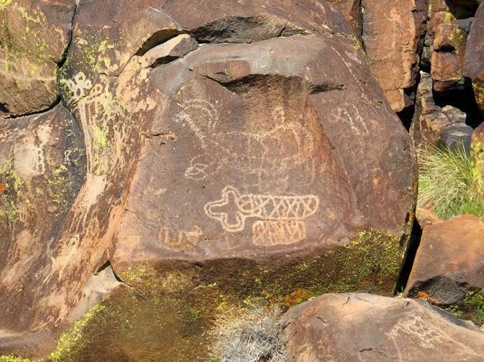 The diamond chain is a universal motif in rock art to represent rattlesnakes.