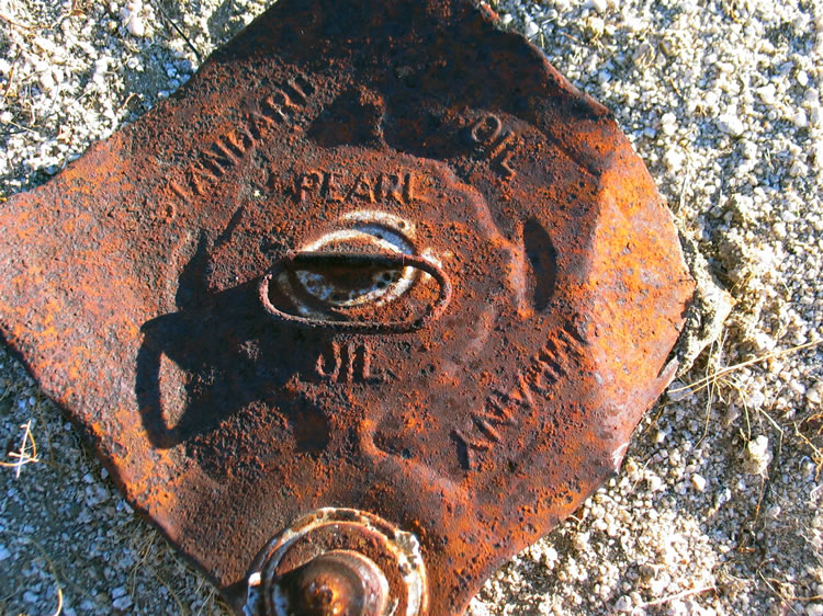 The top of an oil can.