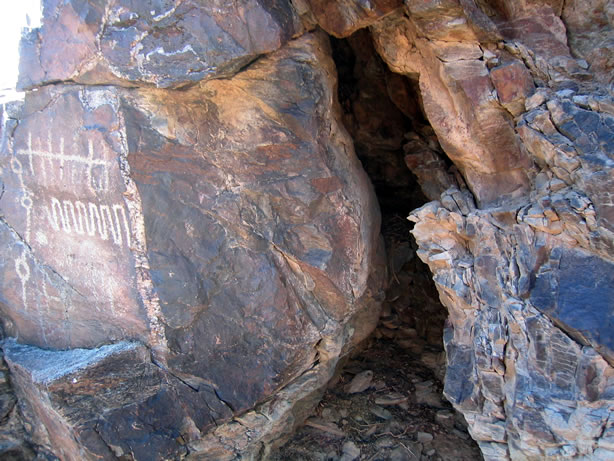 Most of the petroglyphs seem to center around this deep fissure in the rock face.