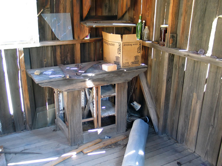 Parts of old tools, purple glass and other finds from the area can be found on the shelves.