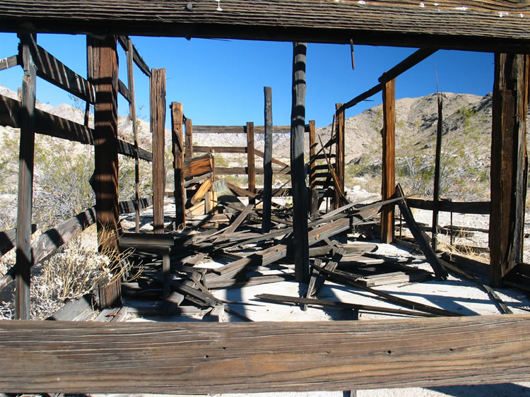 A closer look shows that the two interior ridge poles are tree trunks instead of sawn lumber.