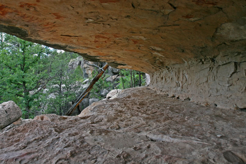 Niki, as you can see from her photo looking along the first ledge, is now on her way back while being certain that she doesn't contact any of the pictos on the overhang.