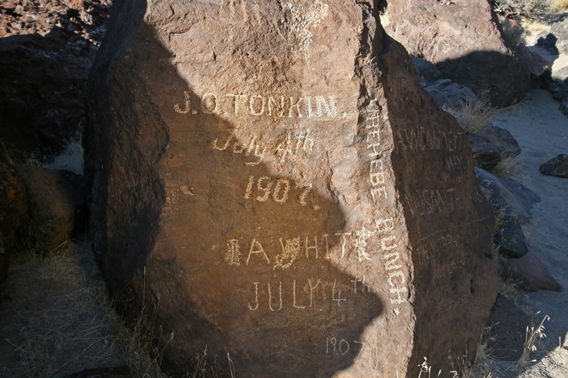 Here's a closer look at the "Ubehebe Bunch" inscription.  So, who were these guys?  We'll venture a guess that they might have been a group of men traveling to or from the newly opened Ubehebe Mining District.  The dates fit as does the Ubehebe reference.