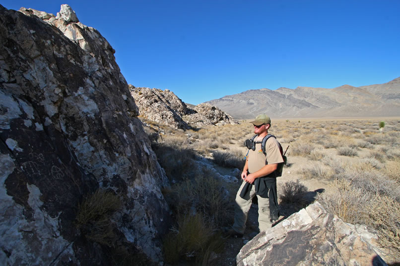 This is a huge area and even with all of us scouring the hills it takes quite a while before we find the first petroglyphs.