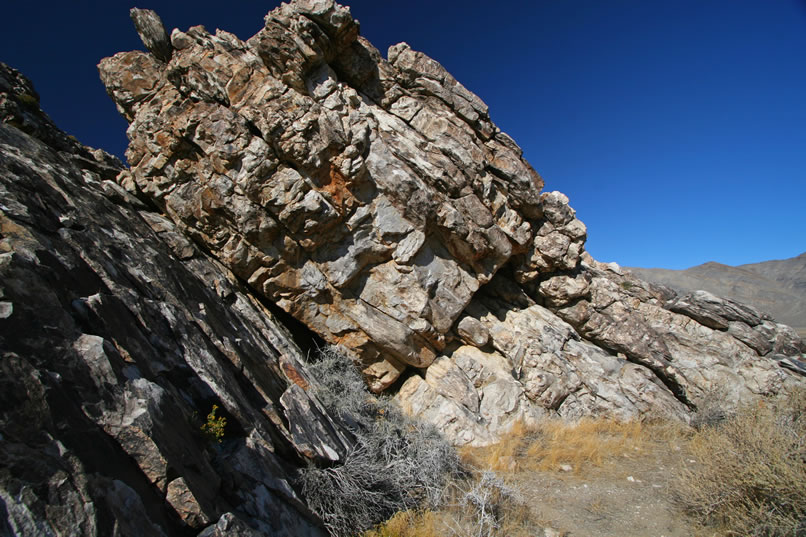 This outcrop proves to be a real find.  As it rests on the rock face to the left it creates a very narrow fissure that passes all the way through the outcrop.  If you get down on hands and knees you can see daylight at the other end.  This unique feature didn't go unnoticed by the local Indians and in the next photo you can see the petroglyphs at the entrance to the fissure.