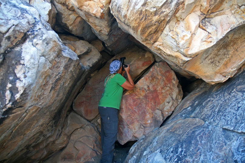 Jamie starts documenting the numerous red pictographs that are not only on the boulders but also on the roof of the shelter.