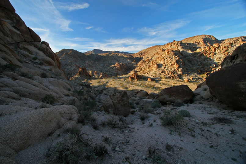 We've gained quite a bit of altitude by now and get a nice view below to some boulder piles that show signs of human activity.  We'll drop down there later and check 'em out.