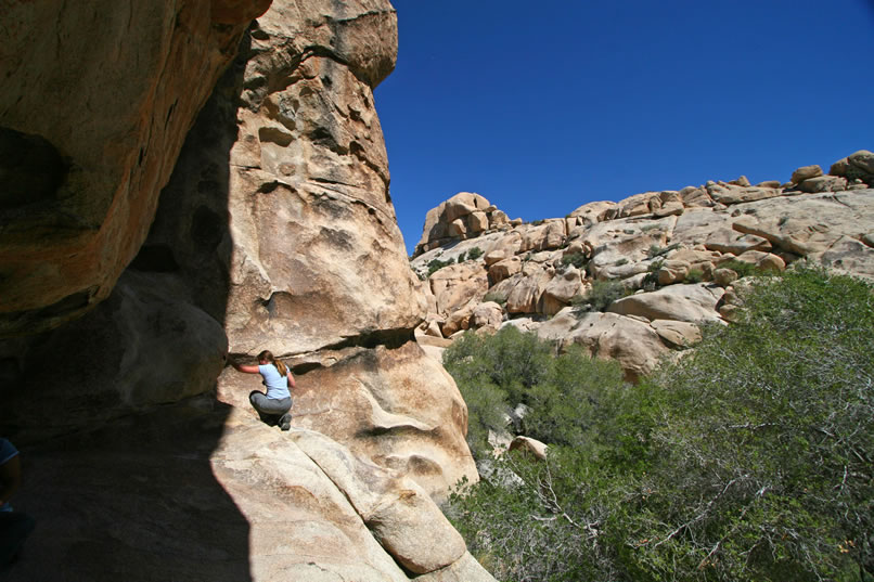 Niki's out on a narrow ledge at the far end of the shelter taking photos of some barely distinguishable petroglyphs.