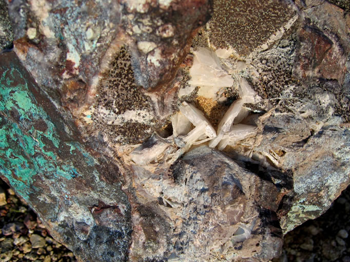 The bladed barite crystals.