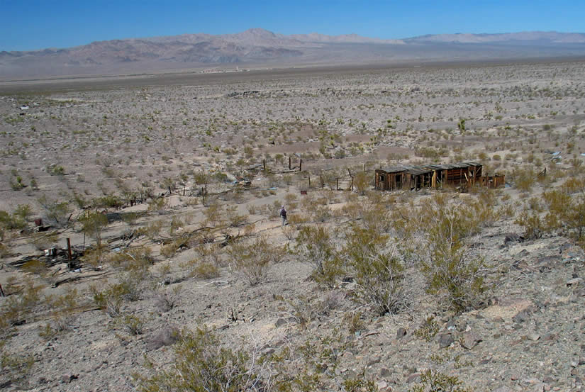 We leave the Lizardmobile on a flat spot before the road drops into a really big wash and hike to the Rex along a ridge of hills to the south.  It's the long way but the elevation gives us a nice view of the cabins that Dan wanted us to look at.