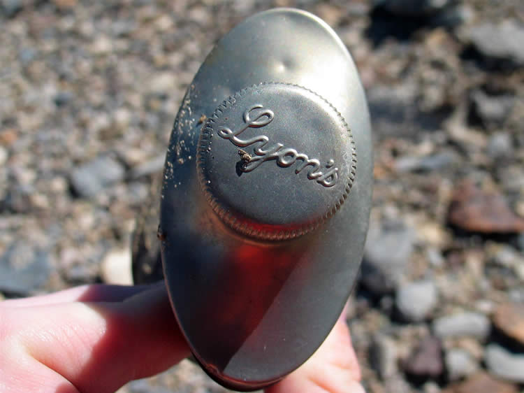 The top view of the tooth powder tin.