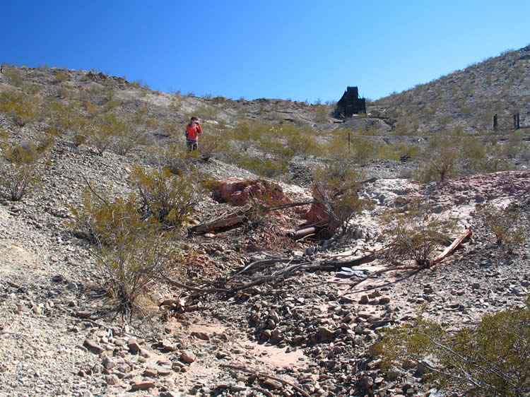 From the dugout we follow a small wash up to the ore bin.  About halfway up we encounter some mill tailings.