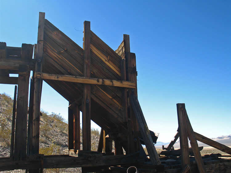 The chute at the end of the trackway which funneled the ore into the hopper.