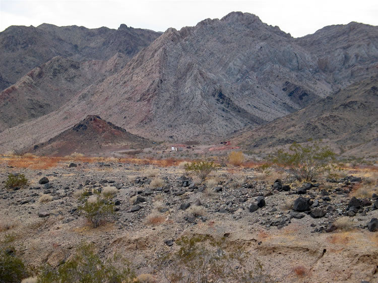 Here's a closer telephoto look.  The Vulcan is the oldest mine in the Ships.  It was discovered in 1898 and during its best years in 1935-1937 was a solid producer of gold, copper and silver.  We plan to check it out tomorrow if time permits.