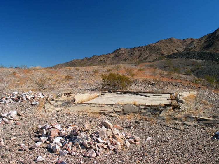 A last look at the foundation and then it's back on the road to the Vulcan Mine.