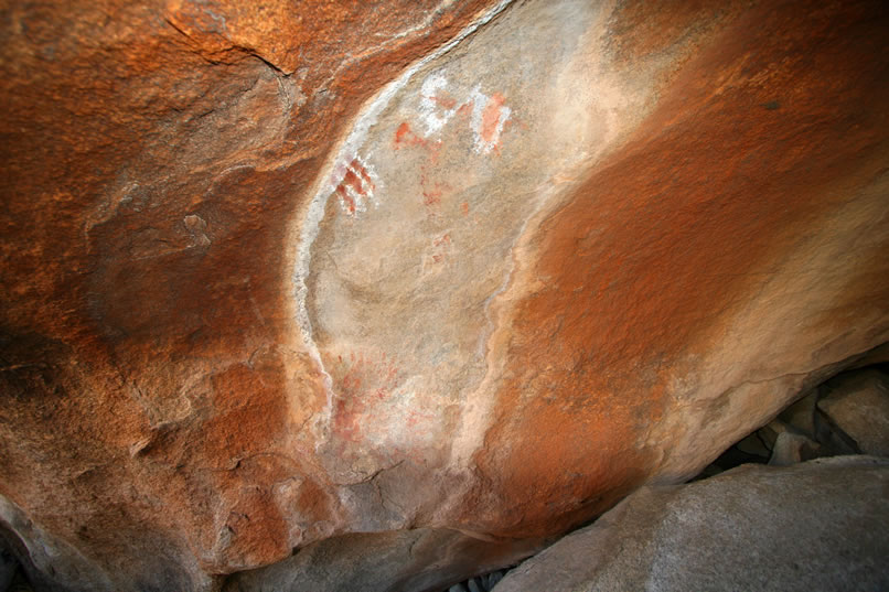 Here's a better view of the red and white pictograph.  (Roll mouse over image for enhanced view.)