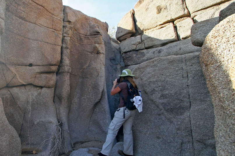 Pecked into the rocky folds of this small dryfall are some petroglyphs.  There aren't many and they aren't going to win any awards, but it's the location that makes these worthy of a quest.