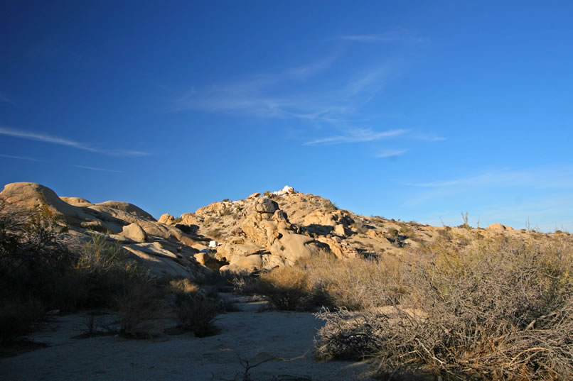 Those massive white quartz boulders are what we've been looking for.  They indicate that the tanks are just up the side wash by the lower boulder.