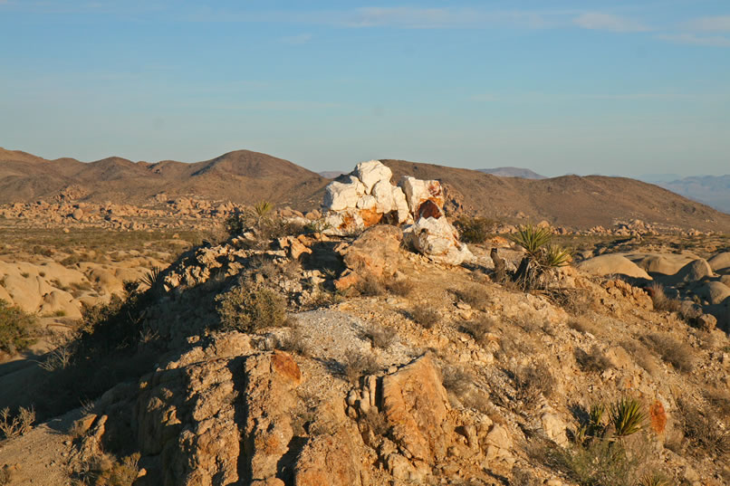 A closer look at the upper white quartz boulder.