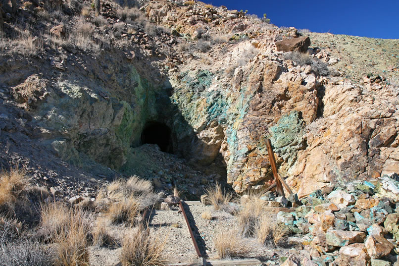 A bit more climbing takes us up to the main adit of the Ulida Mine.  We've seen a lot of mine entrances but this has to be one of the most colorful!  The veins of copper ore are thick and vivid.