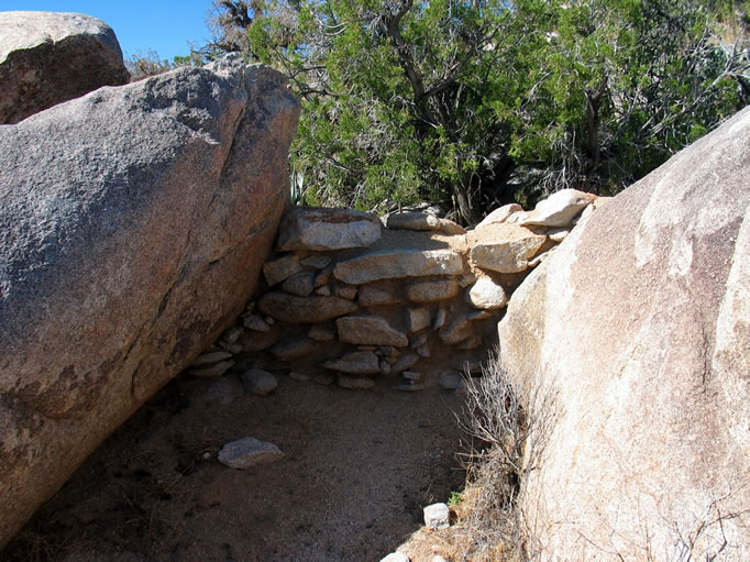 Bits and pieces of walls can be found among the boulders.