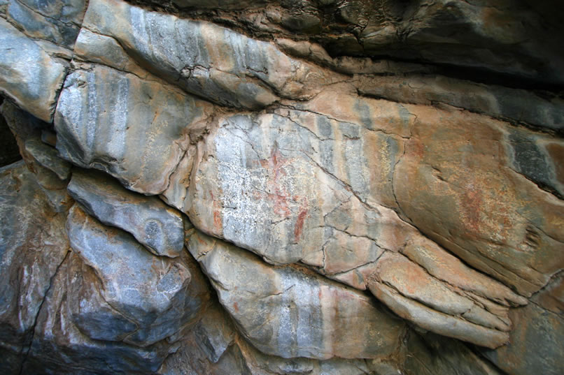 Here's a closer look at the petros that are pecked into the rock surface in the center of the photo and off to the right.  The reddish streaks are mineral stains and not pictographs.