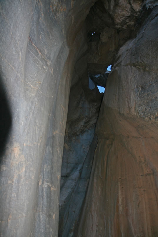 A closer view of the ceiling made up of wedged boulders.