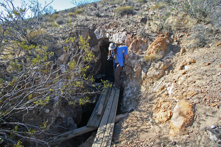 It's a long way down!  Be careful!  It's getting late in the day now so we bid farewell to the Argenta and start our long drive home.