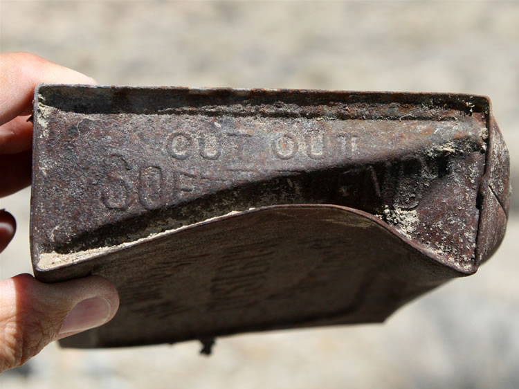 A side view of the oyster tin.