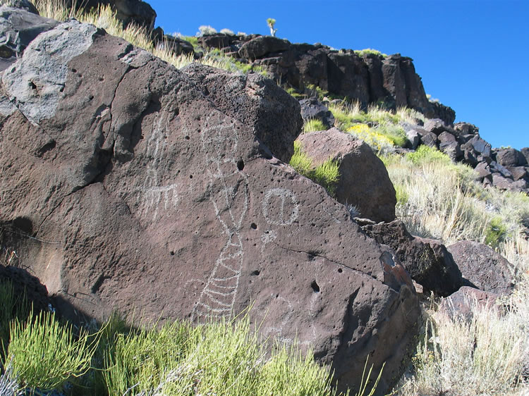 The petroglyphs on the opposite side of the wash from Niki's initial discovery prove to be equally interesting.   Here's a ladder type of petro.