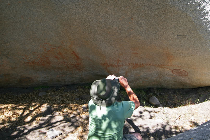 The overhang of the boulder face at this next site has protected the rock art much better and the images are crisper and less faded. 