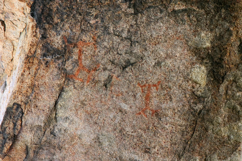 Finally, on the rock face adjacent to the orange and white pictos, there are a couple of unusual looking possible anthropomorph figures.